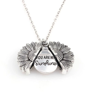 Collier médaillon tournesol double face avec gravure You Are My Sunshine sur fond blanc