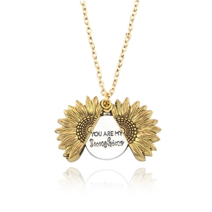 Collier tournesol doré à double couche ouvrant avec gravure You Are My Sunshine
