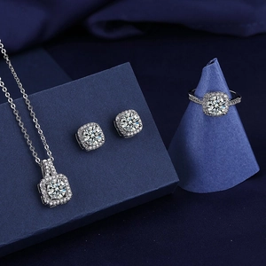 Parure bijoux luxe avec collier boucles d'oreilles et bague sur support bleu chic