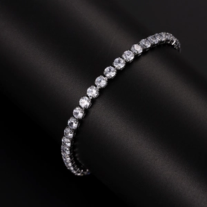 Gros plan détaillé d'un bracelet tennis en argent orné de zircons ronds et étincelants