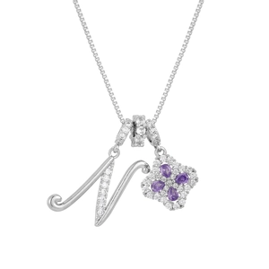 Vue macro du pendentif lettre N argentée et trèfle violet serti de zircons brillants