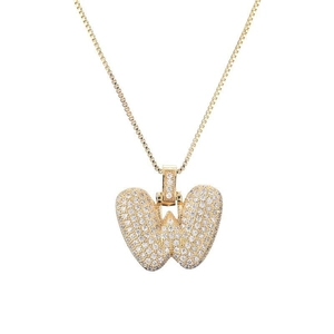 Gros plan du pendentif lettre W doré avec ailes de papillon et zircons micro-pave