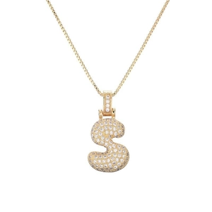 Détail du pendentif lettre S en cuivre doré serti de zircons sur une chaîne box