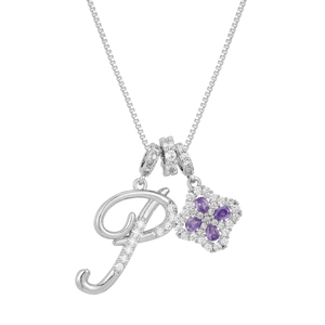 Vue détaillée du collier argenté avec trèfle en zircon violet et pendentif lettre P