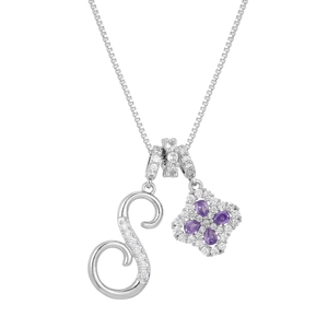 Gros plan du pendentif lettre S argenté et breloque trèfle violet sur chaîne vénitienne