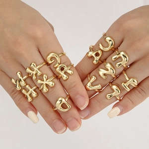 Polierte 18K Gold Buchstabenringe mit klobigem Alphabet Design für Hip Hop Style