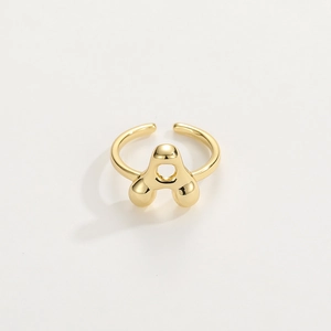 Vista dettagliata dell'anello regolabile in oro 18K con lettera A, stile hip-hop e moderno