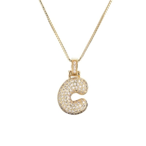 Détail du pendentif lettre C dorée avec pavé de micro-oxydes de zirconium scintillants
