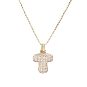 Détail macro du pendentif lettre T doré serti de zircons blancs étincelants