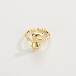 Dettaglio dell'anello regolabile in oro 18K con lettera F e finitura lucida a specchio