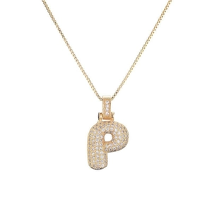 Vue macro détaillée du pendentif lettre P doré avec micro-pavage de zircons cubiques
