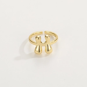 Dettaglio anello regolabile in oro 18K con design a H lucido su sfondo bianco puro