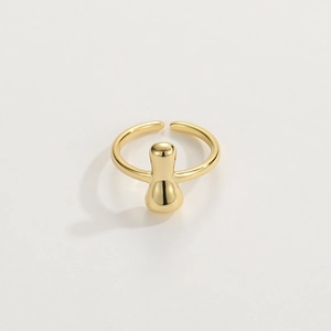 Dettaglio dell'anello regolabile placcato oro 18K lucido con design fluido a goccia