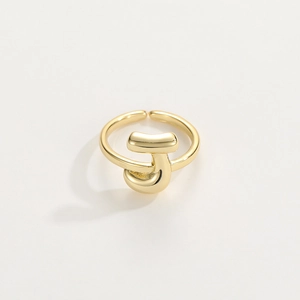 Dettaglio dell'anello regolabile in oro 18K con lettera J e finitura lucida