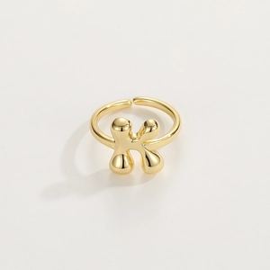 Dettaglio anello in oro 18K con lettera K in 3D ed un effetto metallo liquido arrotondato