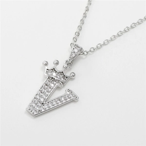 Ketting met kroonletter V hanger en zirkonia-steentjes in zilveren uitvoering