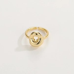 Dettaglio macro di un anello regolabile placcato oro 18K con cerchio organico irregolare