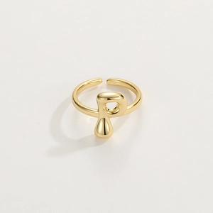 Dettaglio dell'anello regolabile placcato oro 18K con lettera P e design a goccia d'acqua