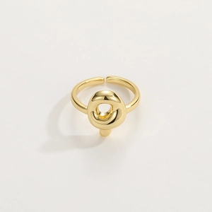 Dettaglio dell'anello regolabile placcato oro 18K con design geometrico irregolare lucido