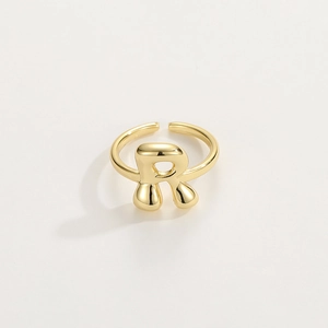 Macro dell'anello regolabile con lettera R in oro 18 carati e finitura lucida