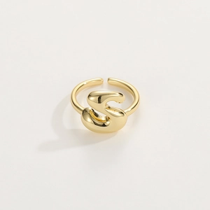 Dettaglio macro dell'anello in oro 18K con lettera S e fascia aperta regolabile