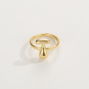Dettaglio del design a T dorato e del pendente a goccia su un anello aperto regolabile