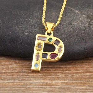 Detalle del collar con colgante letra P con circonitas de colores y acabado dorado