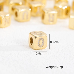 Macro di una perla quadrata da 0,9cm placcata in oro 18k con intarsio in zircone lucido