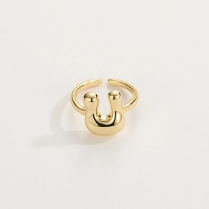 Dettaglio di un anello regolabile placcato oro 18K con finitura lucida a forma di U