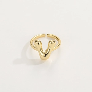 Dettaglio anello in oro 18K con finitura metallo liquido e design aperto regolabile