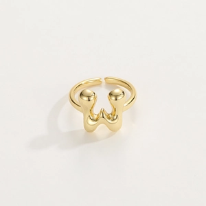 Dettaglio ravvicinato dell'anello in oro 18K con finitura lucida a specchio e forma a W