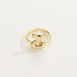Dettaglio macro dell'anello regolabile in oro 18K con lettera Z in stile organico