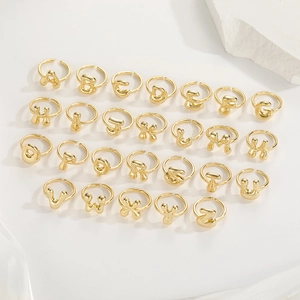 Set dettagliato di 26 anelli con lettere d'oro 18K con design aperto regolabile