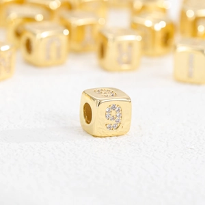 Perla a cubo placcata oro 18k con numero 9 in strass per creazione gioielli fai da te