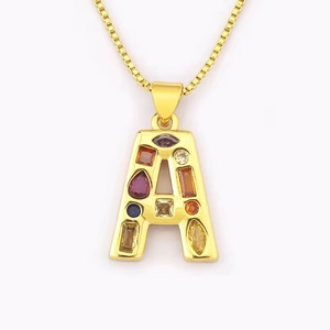 Collar dorado con colgante de letra A decorado con circonitas de colores y cadena fina