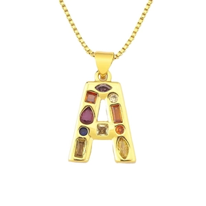 Collar con colgante de letra A dorada con circonitas de colores y cadena de caja