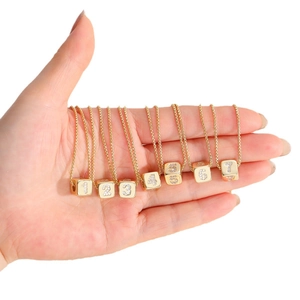 Set collana con pendente a cubo in oro 18k con numeri 1-7 e cristalli micro-pave