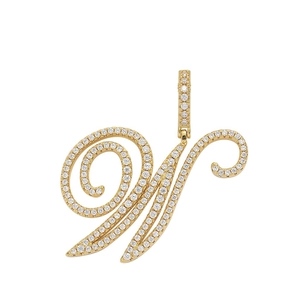 Makroaufnahme des 18K vergoldeten Buchstabe W Anhängers mit glitzernden Zirkonia-Steinen
