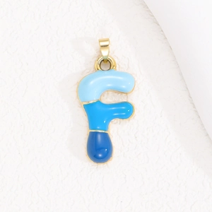 Detailaufnahme von buntem blauen Emaille-Buchstaben F Anhänger mit goldener Umrandung