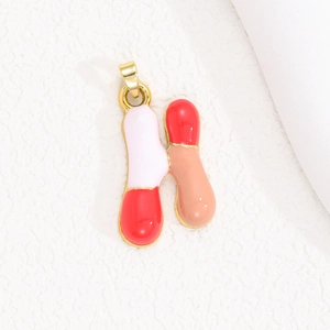 Nahaufnahme des goldenen Buchstaben-H-Anhängers mit rot-weißer Emaille-Füllung