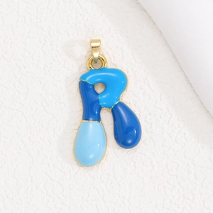Nahaufnahme des Buchstaben-R-Anhängers mit blauem Emaille-Design und Goldrahmen