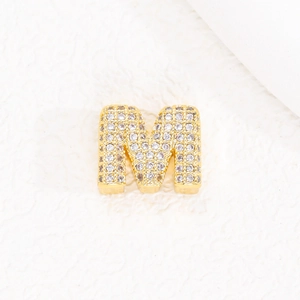 Vista dettagliata del ciondolo lettera M in oro 18K con micro-pavé di zirconi