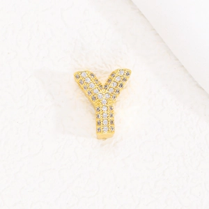 Dettaglio del ciondolo a lettera Y placcato in oro 18K con pavé di zirconi cubici