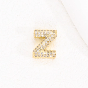 Dettaglio del ciondolo lettera Z placcato oro 18K con micro-pavé di cristalli lucidi