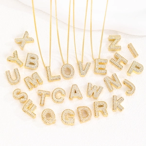 Collana placcata oro 18K con ciondoli lettere A-Z e micro pavé di zirconi scintillanti