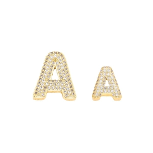 Ciondolo lettera A placcato oro 18K con pavé di pietre di zircone scintillanti su fondo