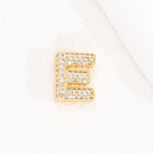 Ciondolo lettera E maiuscola in zirconia micro-pavé con finitura placcata oro 18K