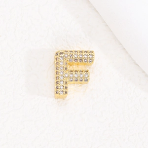 Ciondolo lettera F placcato in oro 18K con pavé di zirconi bianchi brillanti