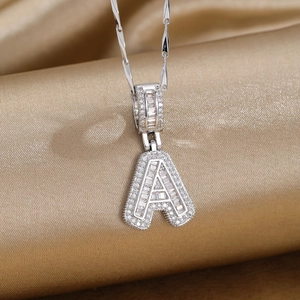 Collier avec pendentif lettre A argenté serti de cristaux sur soie dorée luxueuse