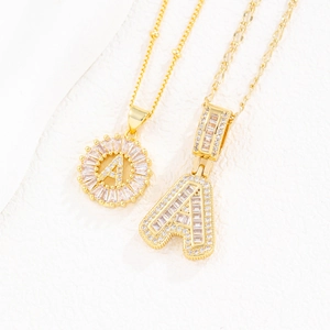 Collier Hip Hop en Cuivre Plaqué Or Avec Initiale en Zirconia Iced Out pour Homme Femme Pendentif en Zirconia Taille Baguette Bijoux